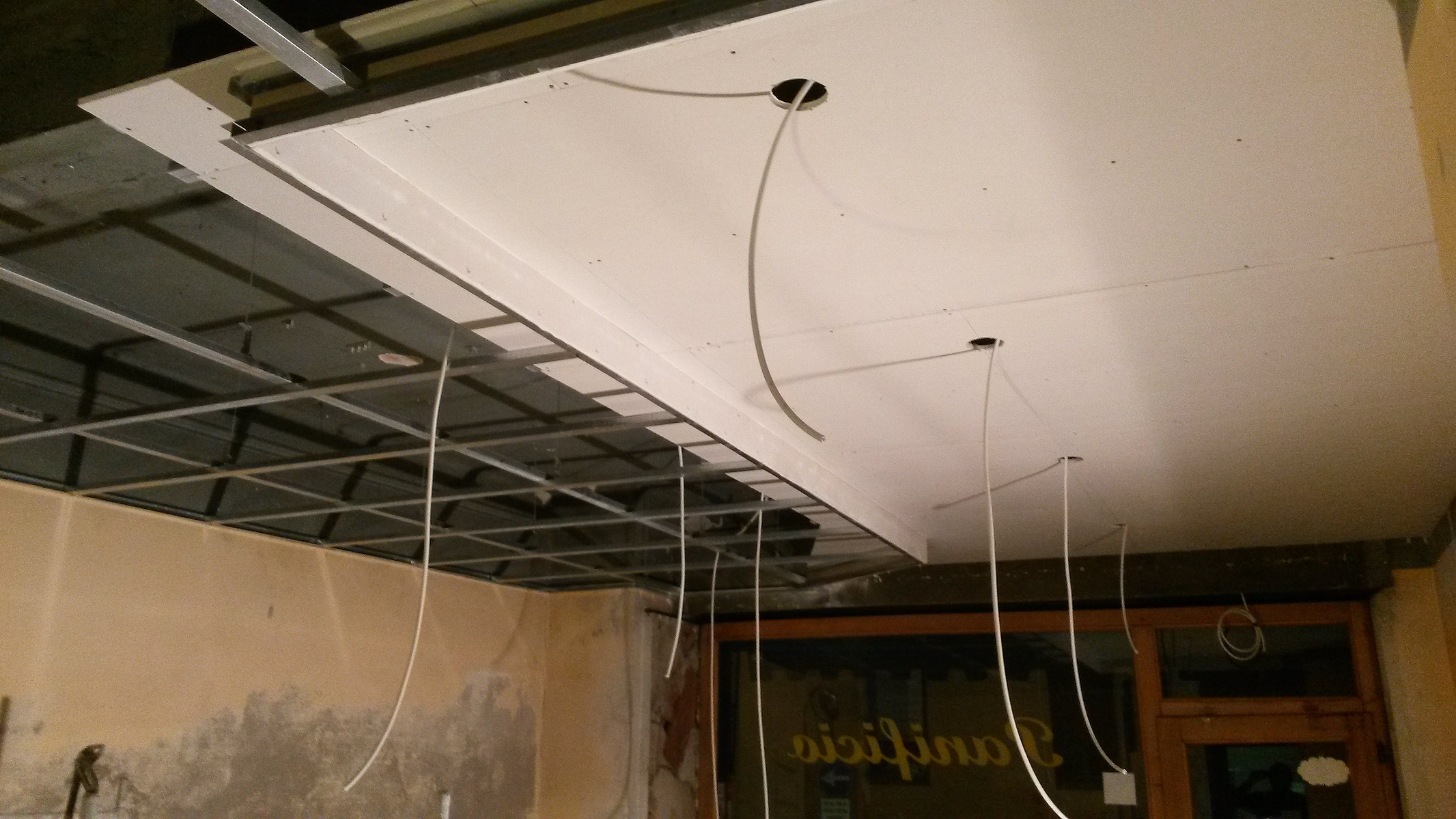 Realizzazione di un controsoffitto in cartongesso con installazione degli impianti a soffitto ed opere di rifinitura e tinteggiatura in nuova pasticceria a Mantova realizzata da Edil Universal.