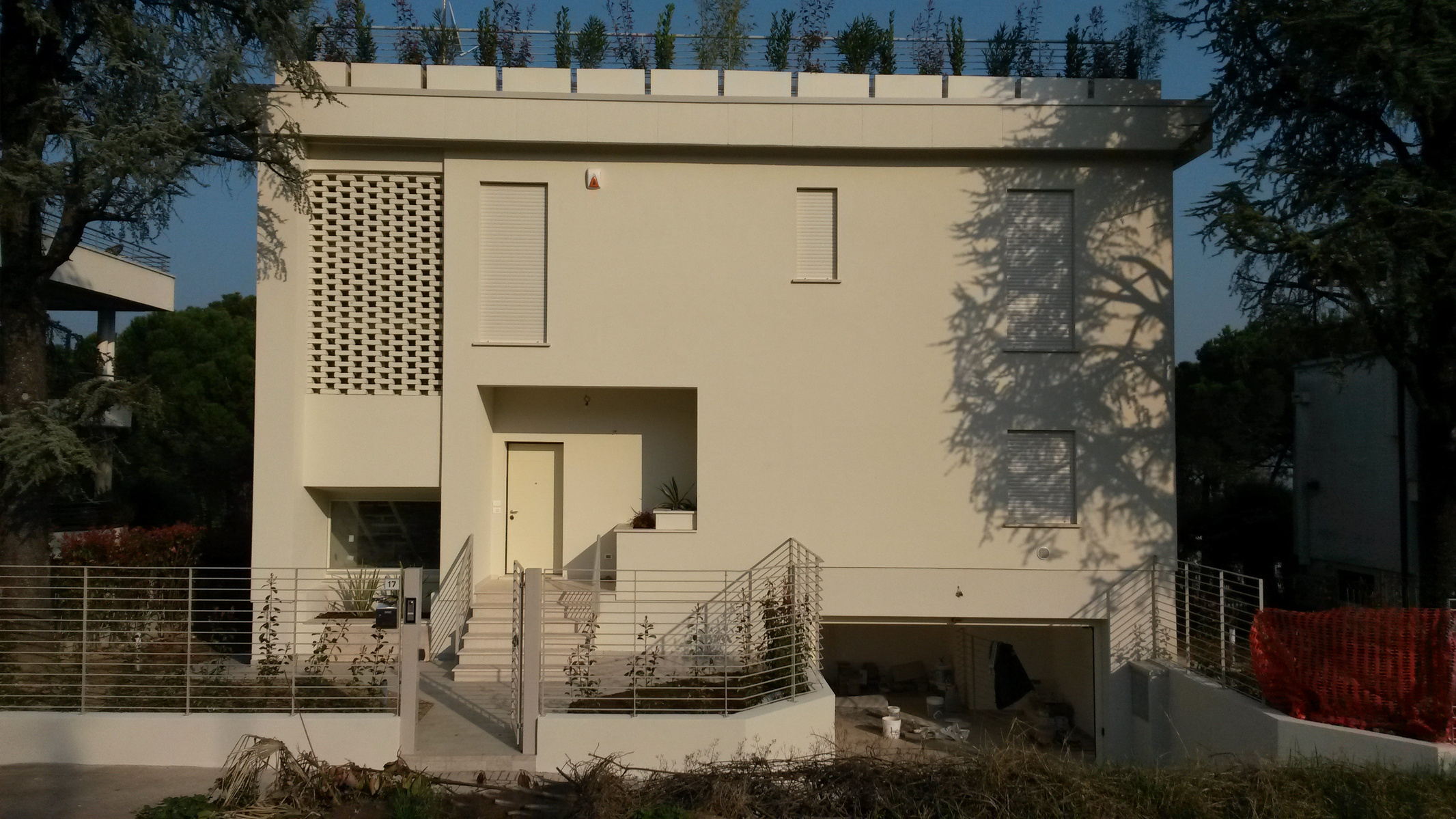 Ristrutturazione completa di una villa moderna a Desenzano del Garda. Edil Universal è l'impresa edile che si distingue per ristrutturazioni chiavi in mano, complete o parziali.