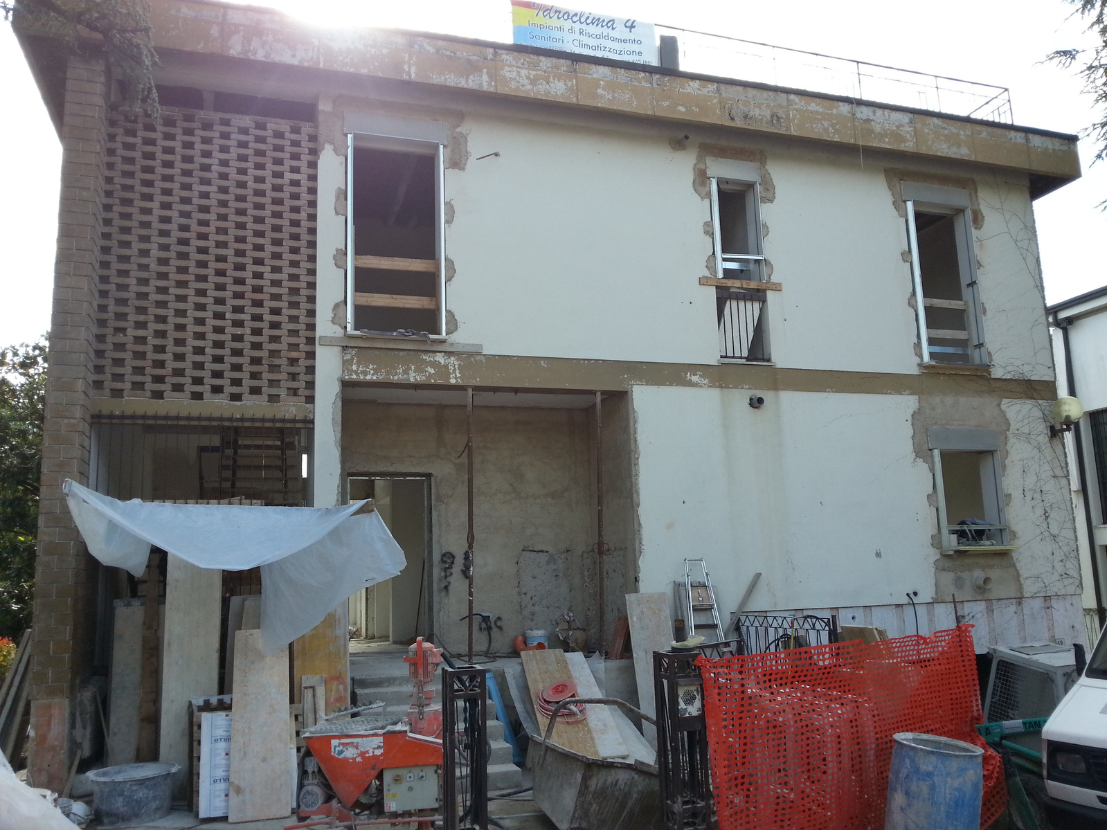 Ristrutturazione completa di una villa moderna a Desenzano del Garda. Edil Universal è l'impresa edile che si distingue per ristrutturazioni chiavi in mano, complete o parziali.