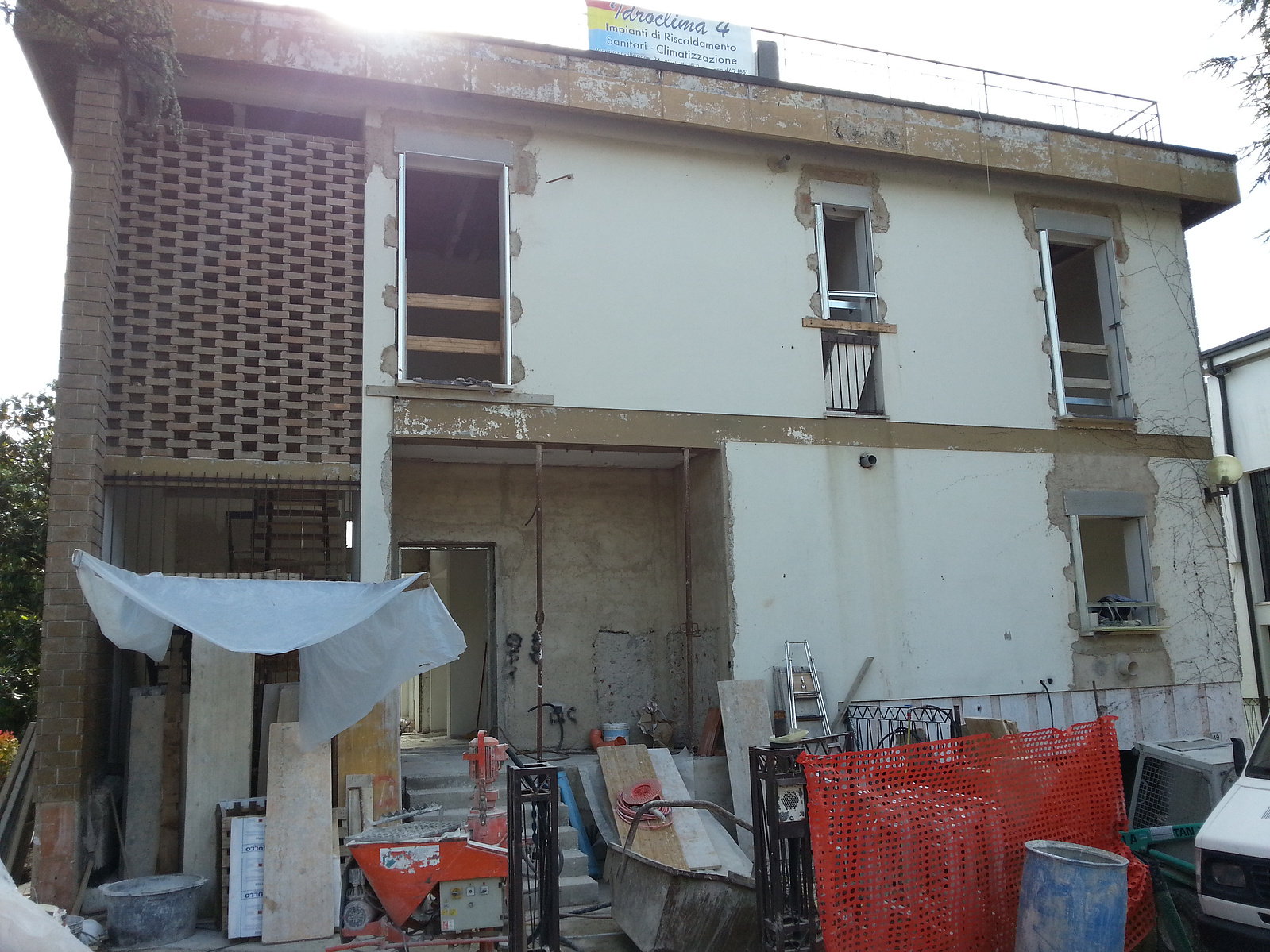 Ristrutturazione completa di una villa moderna a Desenzano del Garda. Edil Universal è l'impresa edile che si distingue per ristrutturazioni chiavi in mano, complete o parziali.