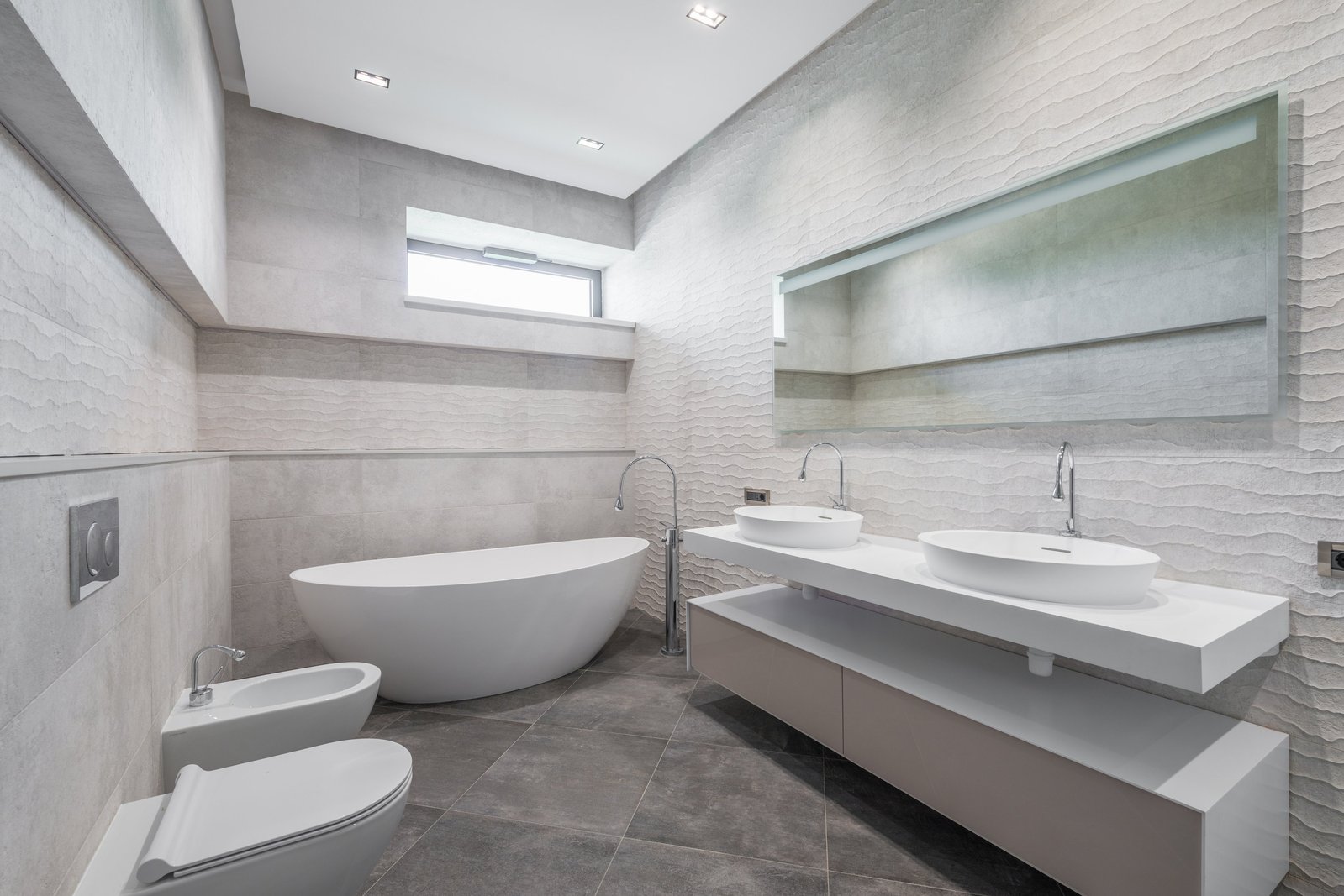 Progettazione e ristrutturazione bagno con opere di muratura, posa di pavimenti e piastrelle, installazione sanitari ed arredobagno realizzata da Edil Universal.