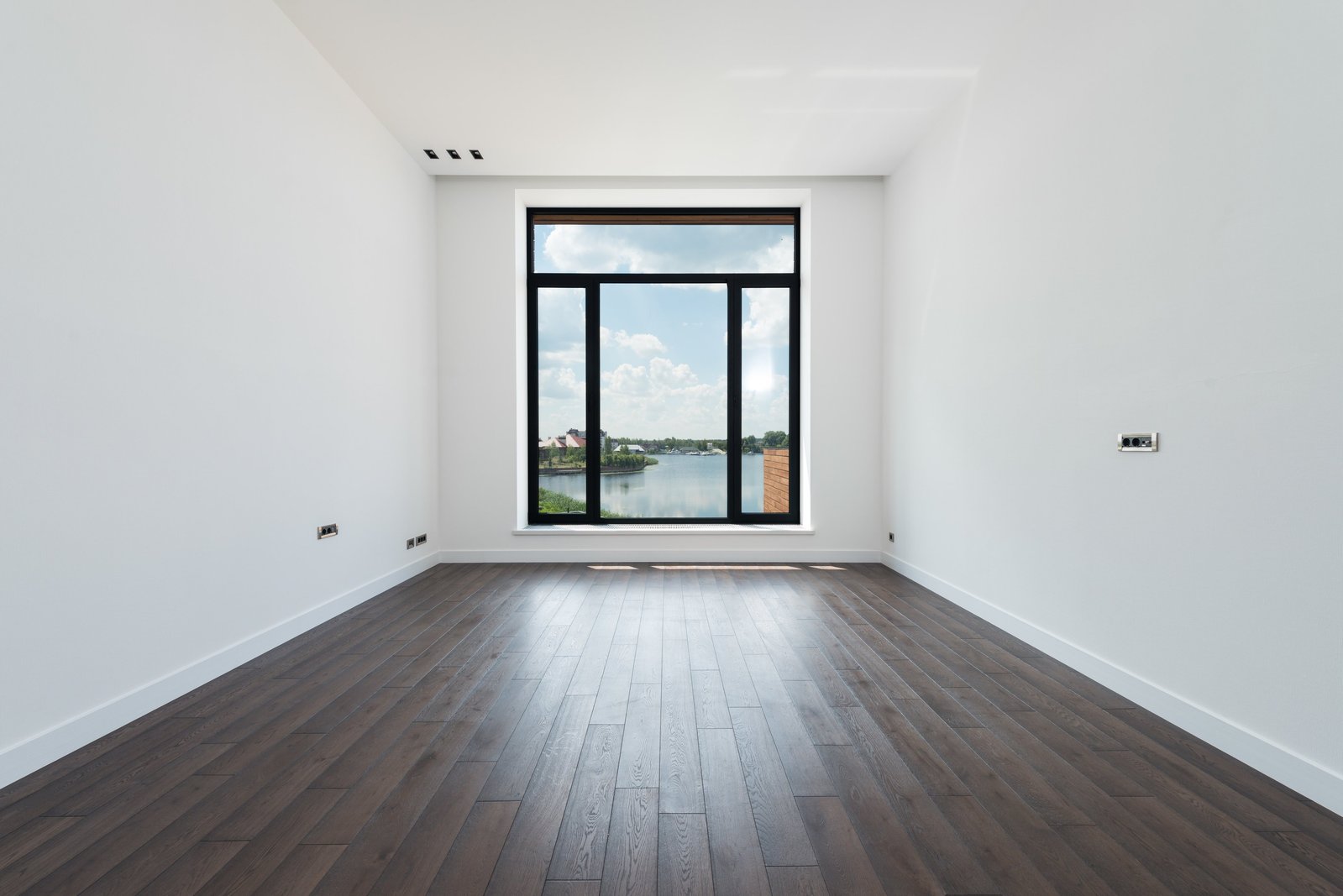 Ristrutturazione camera da letto con installazione serramenti, nuovo impianto elettrico, posa pavimenti in legno e nuova tinteggiatura realizzata da Edil Universal.