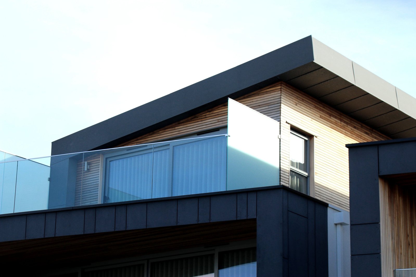 Realizzazione del tetto di un appartamento moderno in duplex e posa parapetti in vetro per terrazzo, realizzata da Edil Universal.