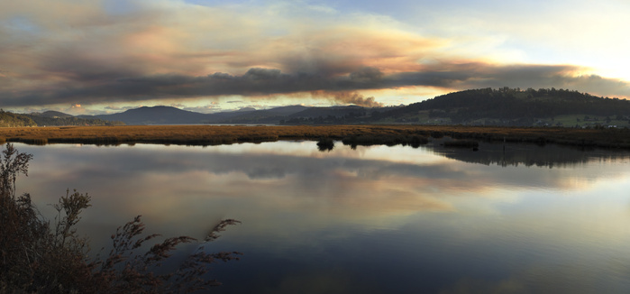 Forestry burn over the Huon River.
Peter Whyte Photography.