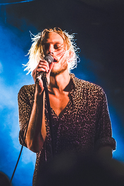 image of stage performer by freelance event photographer based in los angeles alissa pagels-minor