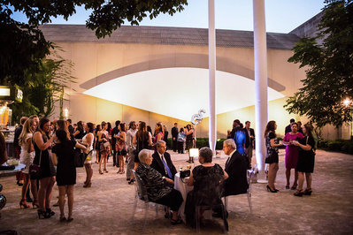photograph of large event group at a museum by event photographer alissa pagels-minor who is based in los angeles