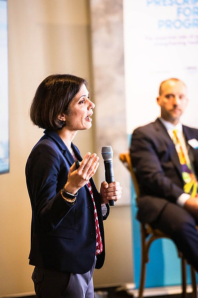 image of executive presenting at a conference by los angeles event photographer alissa pagels-minor