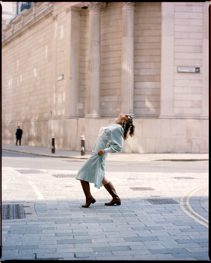Larissa Diniz poses musical-like in City of London