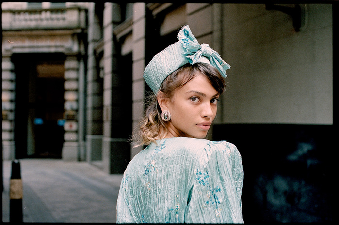 Larissa Diniz in Paula Nadal outfit looking back over her shoulder
