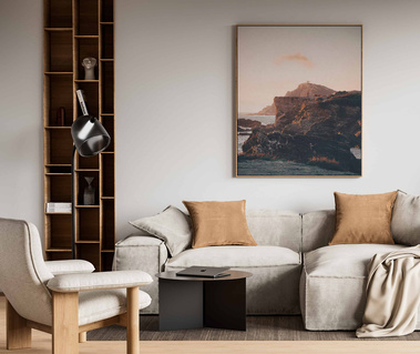 Une photographie de paysages dans le sud de la France au coucher du soleil imprimée et encadrée dans un salon.