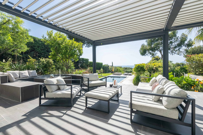 Photographie d'une terrasse d'une villa à Saint-Cyr-sur-Mer dans le sud de la France.