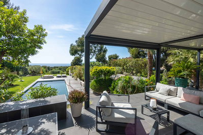 Photographie d'une terrasse d'une villa à Saint-Cyr-sur-Mer dans le sud de la France.