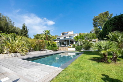 Photographie du jardin et la piscine d'une villa à Saint-Cyr-sur-Mer dans le sud de la France.