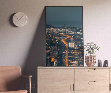 Une photographie de paysages de Toronto au Canada de nuit depuis la CN Tower imprimée et encadrée dans un salon.
