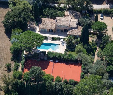 Vue aérienne en hélicoptère d'une villa à Saint-Tropez