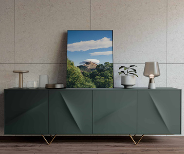 Une photographie de paysages du château Santa Barbara à Alicante imprimée et encadrée dans un salon.