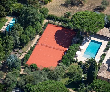 Vue aérienne en hélicoptère d'une villa à Saint-Tropez