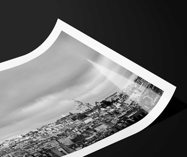 Une photographie de Paris en noir et blanc imprimée sur un papier glossy brillant.