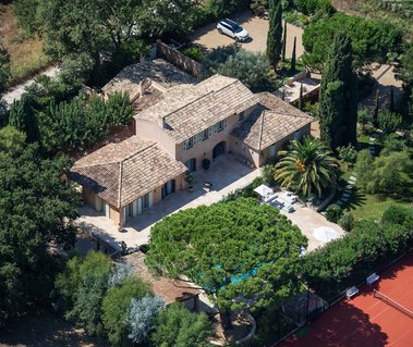 Vue aérienne en hélicoptère d'une villa à Saint-Tropez