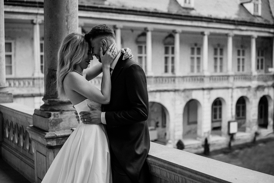 Sedinta foto cu mirii la muzeul de arta din Cluj-Napoca, fotografie Alb-negru

