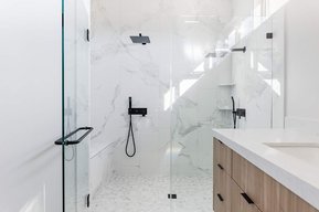 Lazy Sunday House master bathroom