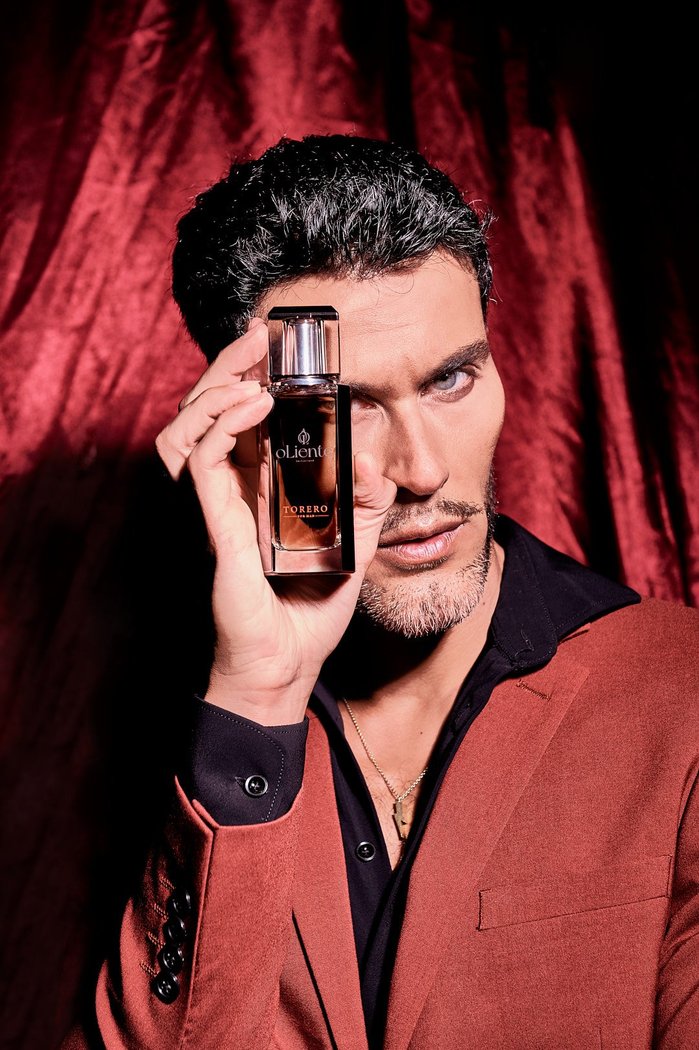 Client: Oliente Parfum
Photographer: Anja Wurm
Hair & Makeup Artists: Stepahnie Jeg and Suzana Art
Styling: Lorena Lareo