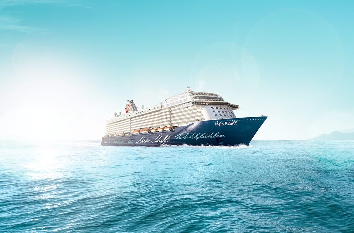 Das Kreuzfahrtschiff Mein Schiff von TUI Cruises auf türkisblauem Meer