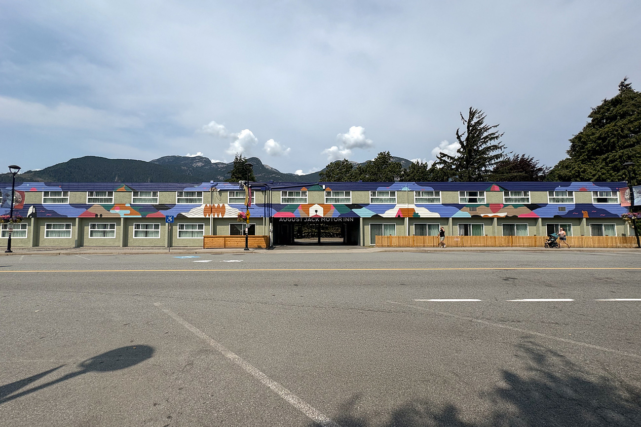 A photo of the August Jack Motor Inn and its mural on the facade in downtown Squamish.
