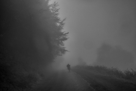 Un marcheur sur chemin de Compostelle entre Saint-Jean-Pied-de-Port et Roncevaux dans les nuages.