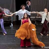 Contrattempo Di Riccardo Vannuccini
La Periferia Romana debutta sul palco del Teatro Vascello
Fotografie di Monica Irma Ricci