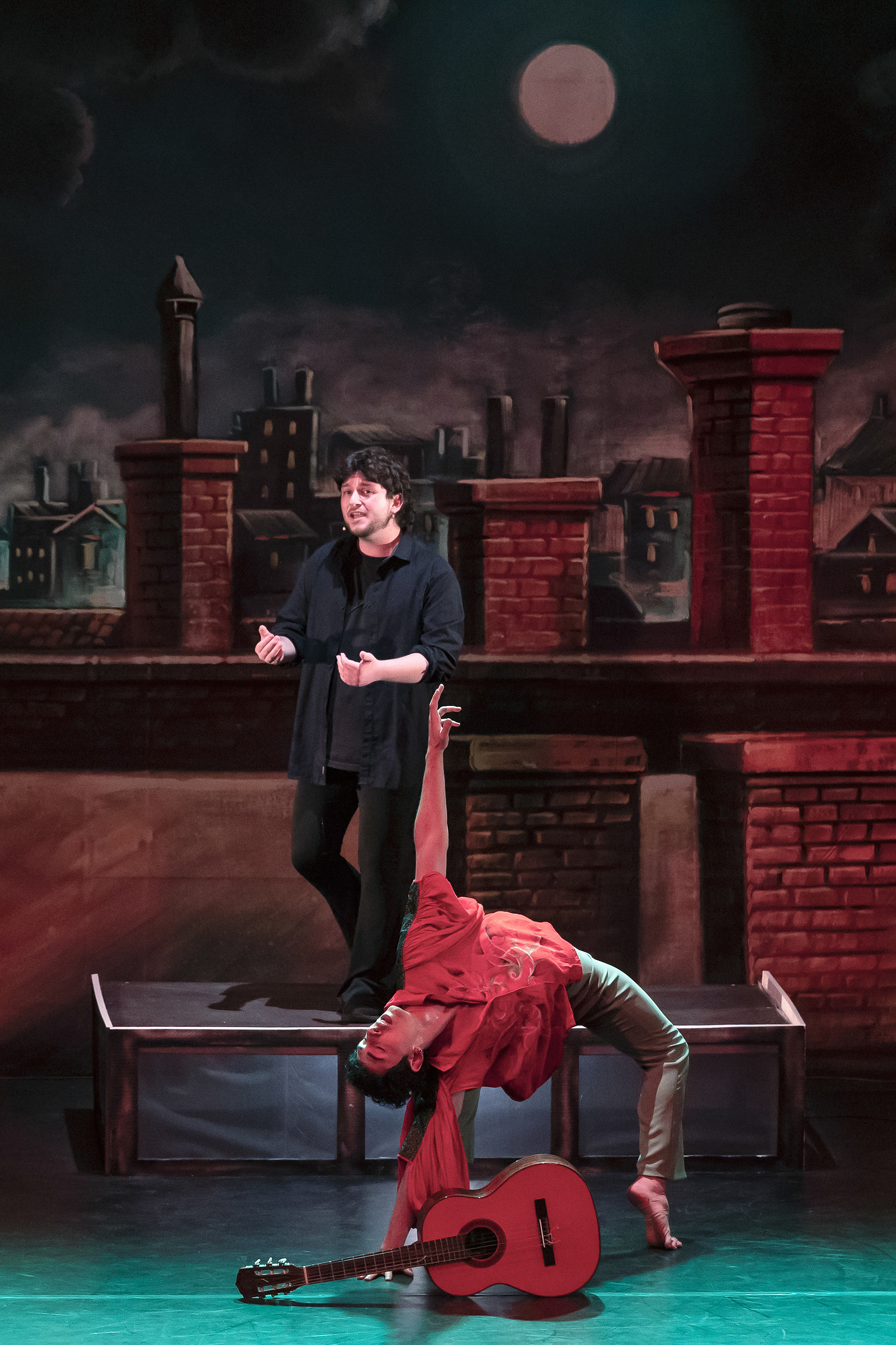 le immagini di John Lennon realizzate dalla Compagnia Nestor Theatre Company;  Regia e Coreografia: Kevin Aruini;  Fotografa: Monica Irma Ricci, Artist Manager: Emanno D'Onofrio