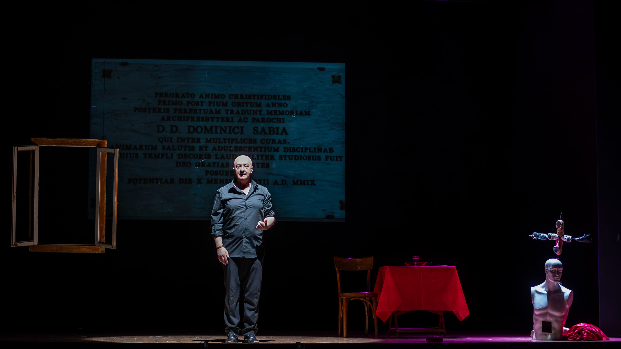 I Sandali di Elisa Claps è andato in scena al Teatro di Villa Lazzaroni
Primo appuntamento della Rassegna Il Teatro di Ulderico Pesce  
Fotografie di Monica Irma Ricci