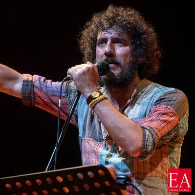 Il 2 marzo Andrea Rivera calcherà il palco del Teatro di Villa Lazzaroni a Roma con il suo nuovo spettacolo, “Nonsense di me! – Una vita di follie fuori e dentro il palco”. Photo credits: Monica Irma Ricci