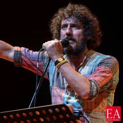 Il 2 marzo Andrea Rivera calcherà il palco del Teatro di Villa Lazzaroni a Roma con il suo nuovo spettacolo, “Nonsense di me! – Una vita di follie fuori e dentro il palco”. Photo credits: Monica Irma Ricci