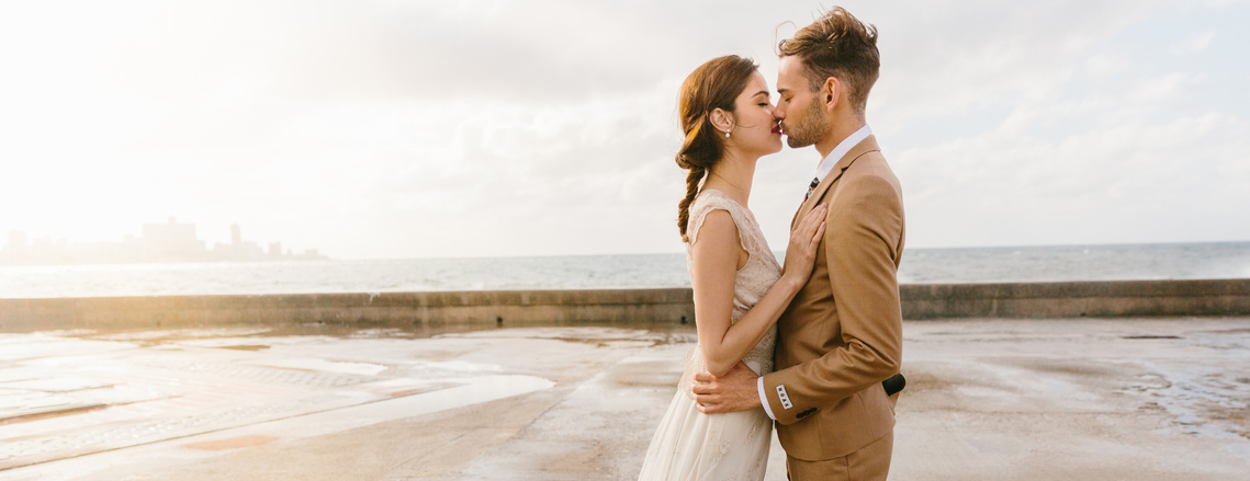 Havana Cuba wedding, Amanda Ellen Gibbs Photography, couple kissing, wedding day kiss, ocean wedding, destination wedding couple, 