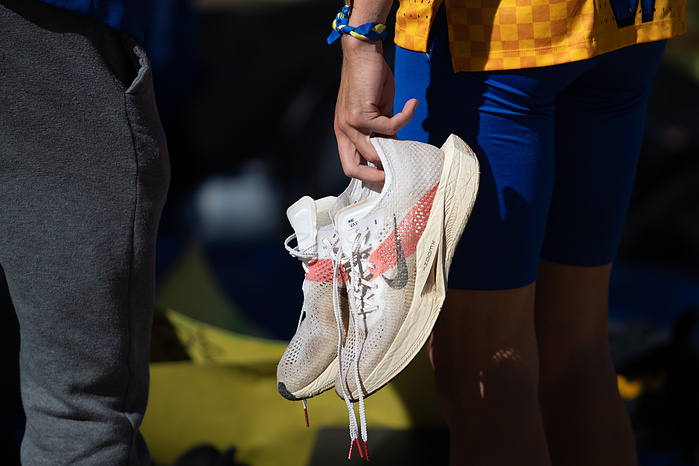 Andre’s race shoes of choice for CalPac. Each of the men’s team members wore a braided bracelet with their team’s colours gifted by the women’s team.