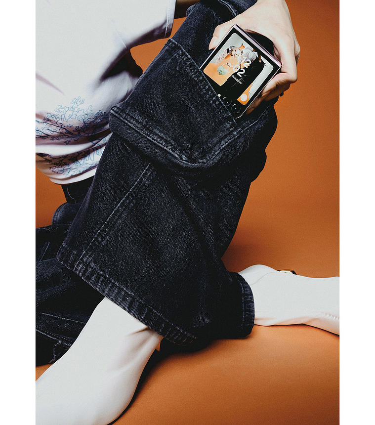 Y2K inspired fashion and beauty editorial for Vogue Greece x Samsung by photographer Maria Magdalinou
