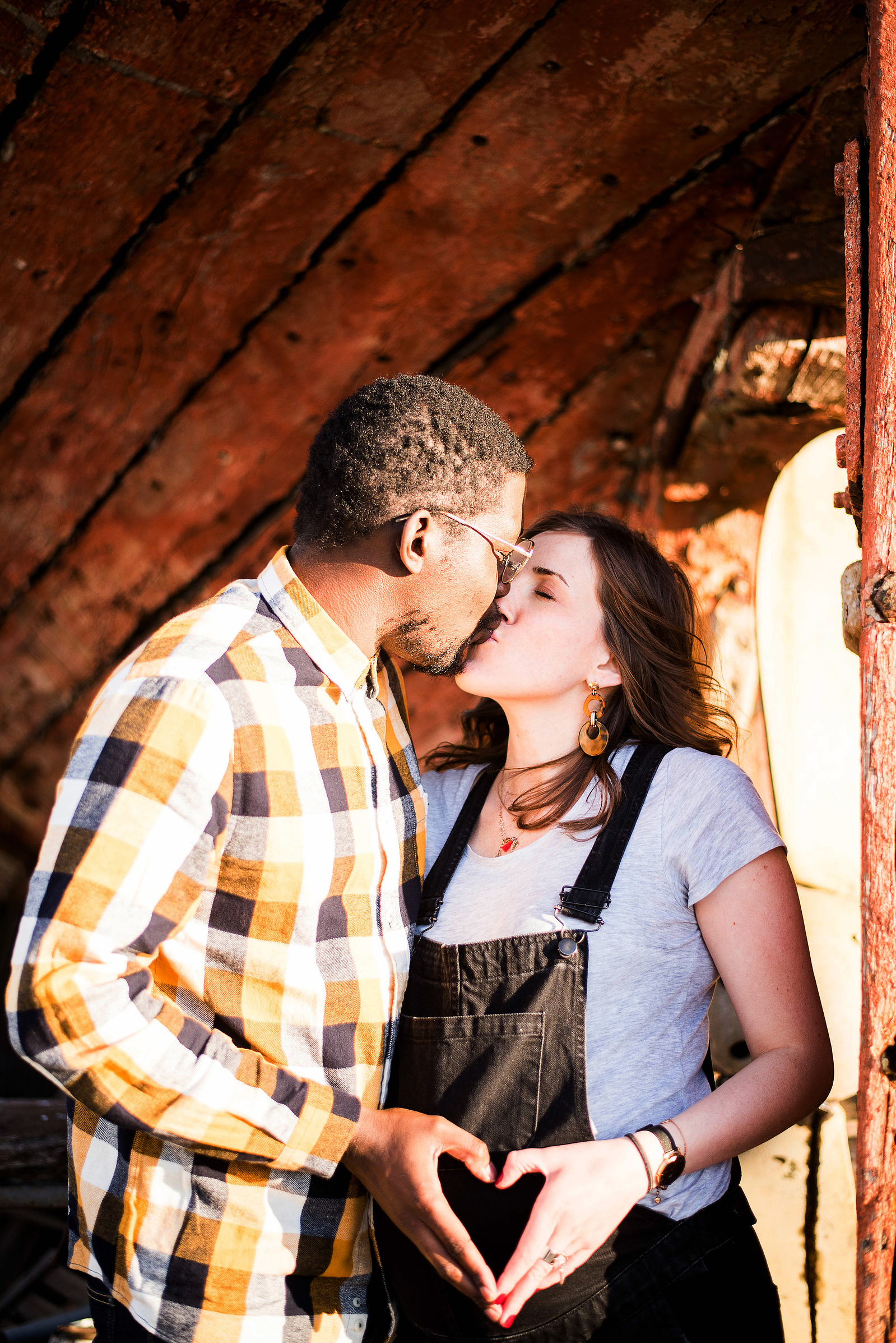 Couple amoureux - séance photo au lever du jour en extérieur à Sarrebourg, Moselle, réalisée par Sarah Belmas Photographe