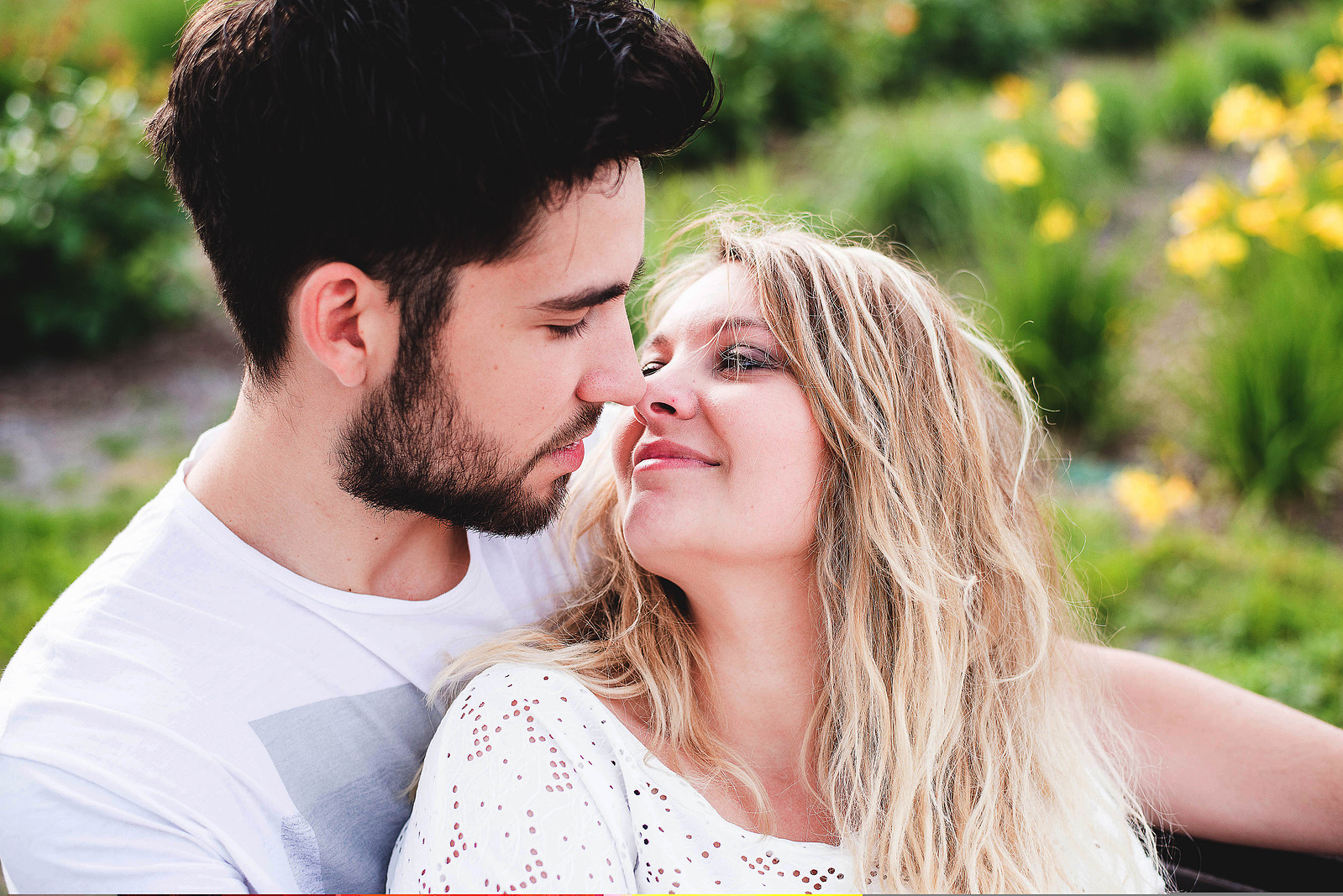 Couple amoureux - séance photo en extérieur à Sarrebourg, Moselle, réalisée par Sarah Belmas Photographe