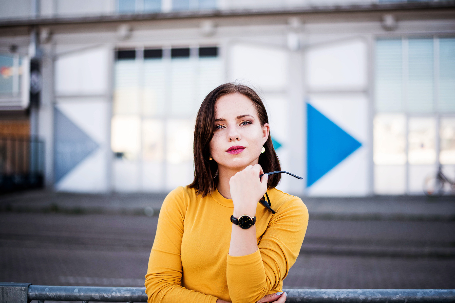 Portrait professionnel d'une femme à Strasbourg en lumière naturelle – séance photo en extérieur pour une image authentique et moderne, réalisée par une photographe lifestyle en Alsace.