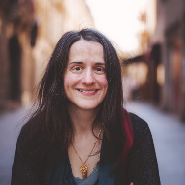 Portrait naturel d’une femme souriante dans une rue de Strasbourg, réalisé lors d’une séance photo lifestyle en extérieur. Photographe professionnelle à Strasbourg – Sarah Belmas.