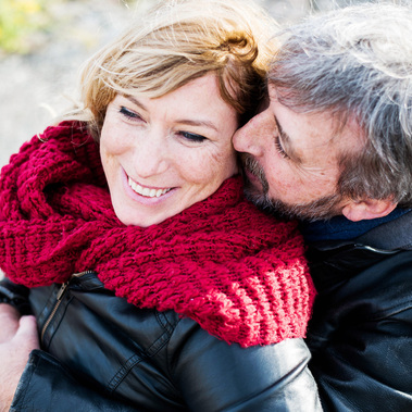 Séance photo couple à Strasbourg en hiver – moment de tendresse et de complicité capturé en lumière naturelle. Photographie de couple par Sarah Belmas, photographe en Alsace.