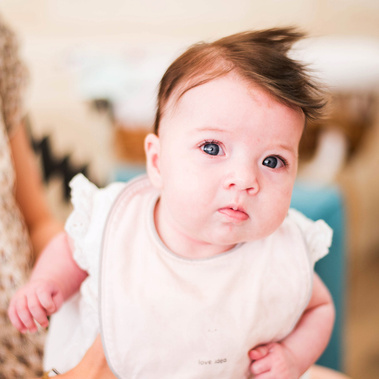 Portrait de bébé à domicile en Alsace. Photographie naturelle et lumineuse réalisée lors d’une séance photo famille. Photographe lifestyle bébé et famille à Strasbourg – Sarah Belmas.