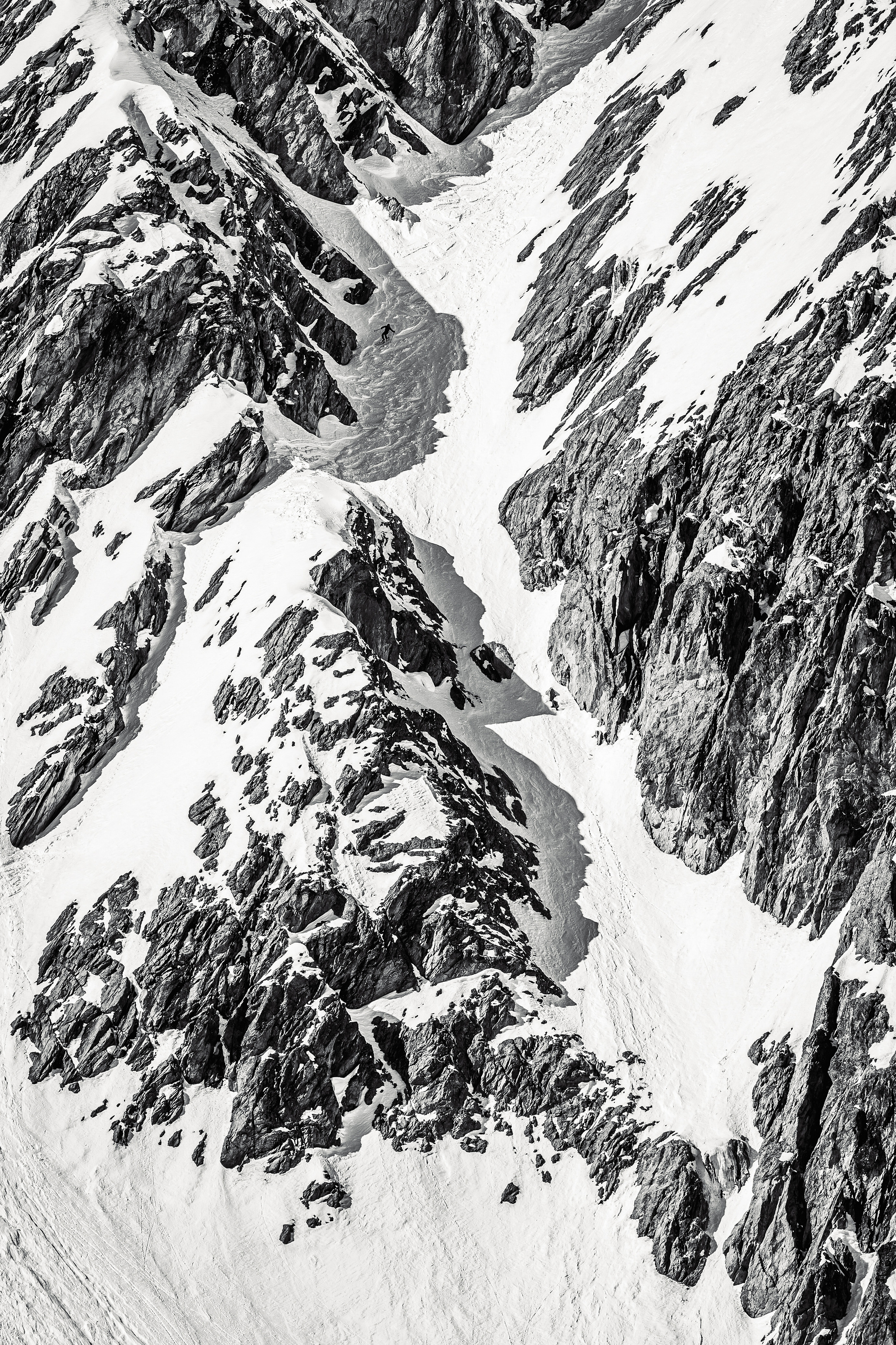 Ski de pente raide dans le couloir Slingsby Aiguilles rouges d'Arolla Val d'Hérens Valais
