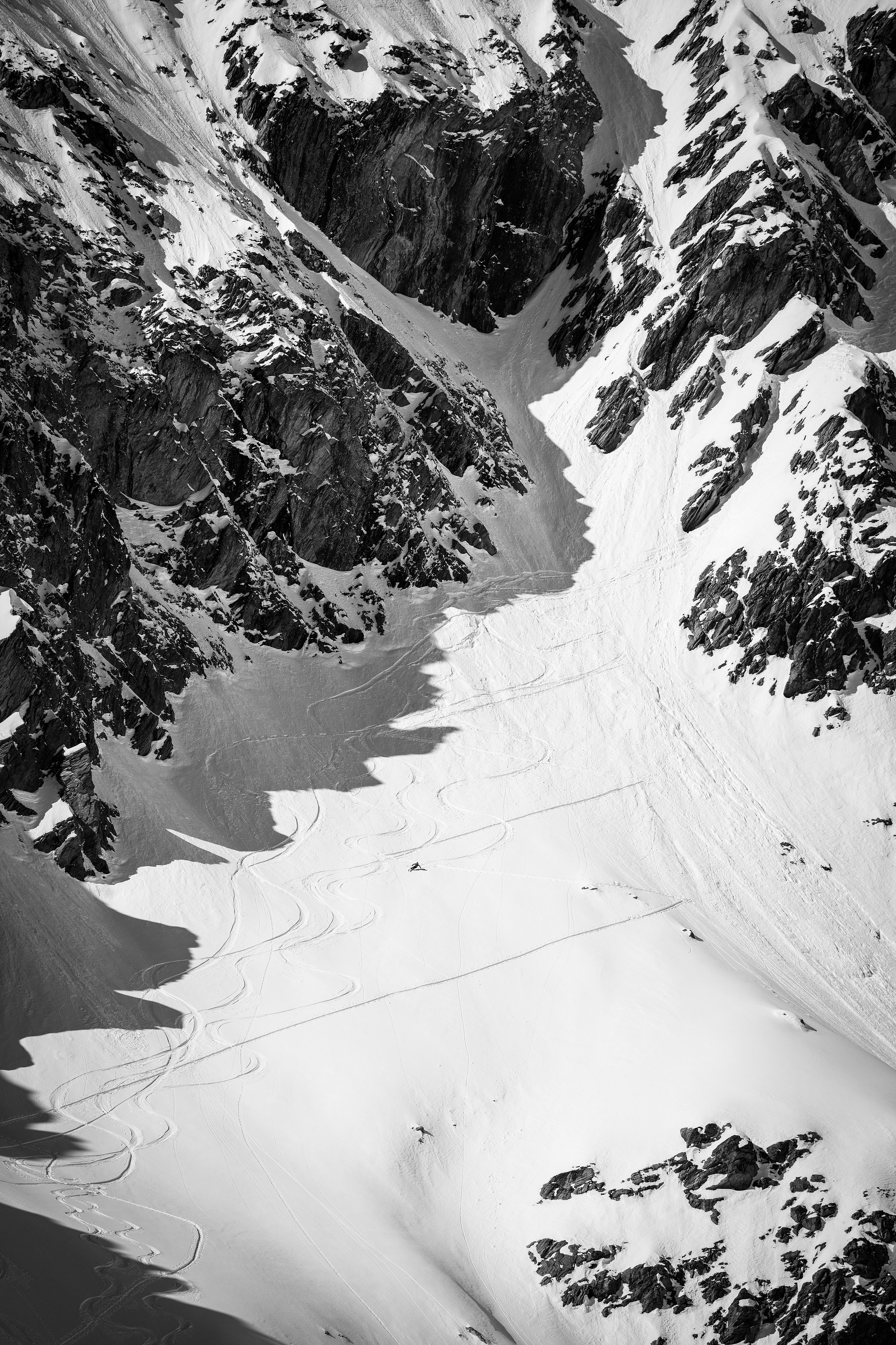 Ski de pente raide dans le couloir Slingsby Aiguilles rouges d'Arolla Val d'Hérens Valais