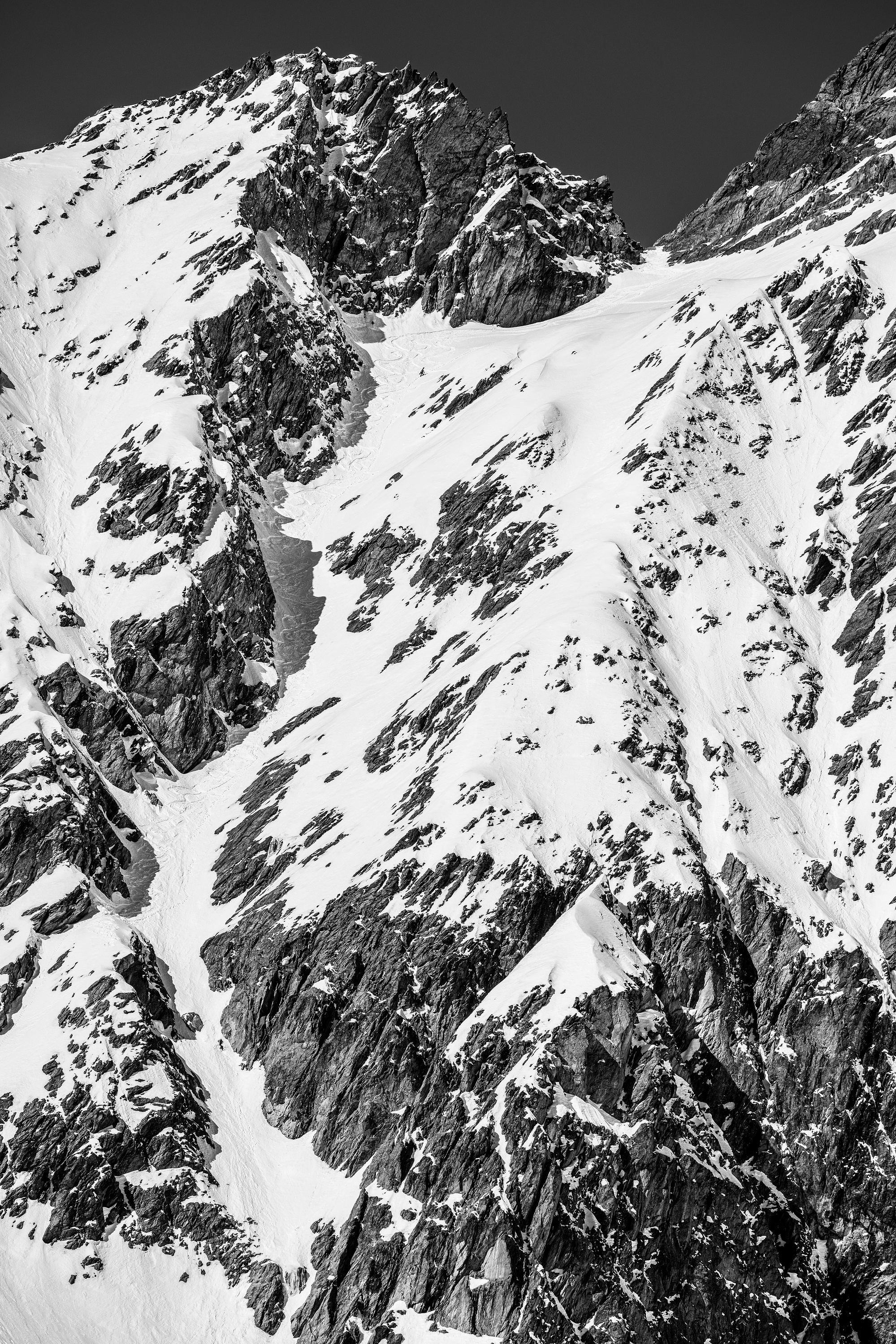 Ski de pente raide dans le couloir Slingsby Aiguilles rouges d'Arolla Val d'Hérens Valais