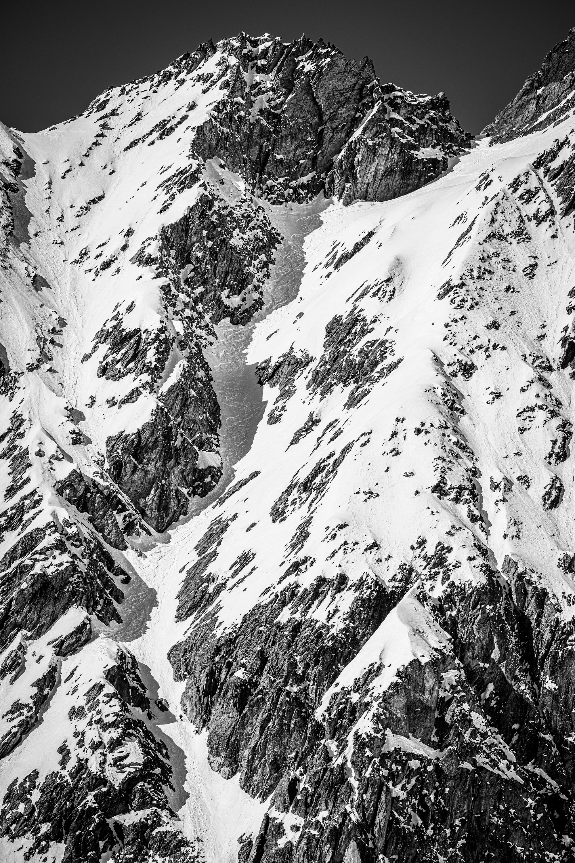 Ski de pente raide dans le couloir Slingsby Aiguilles rouges d'Arolla Val d'Hérens Valais