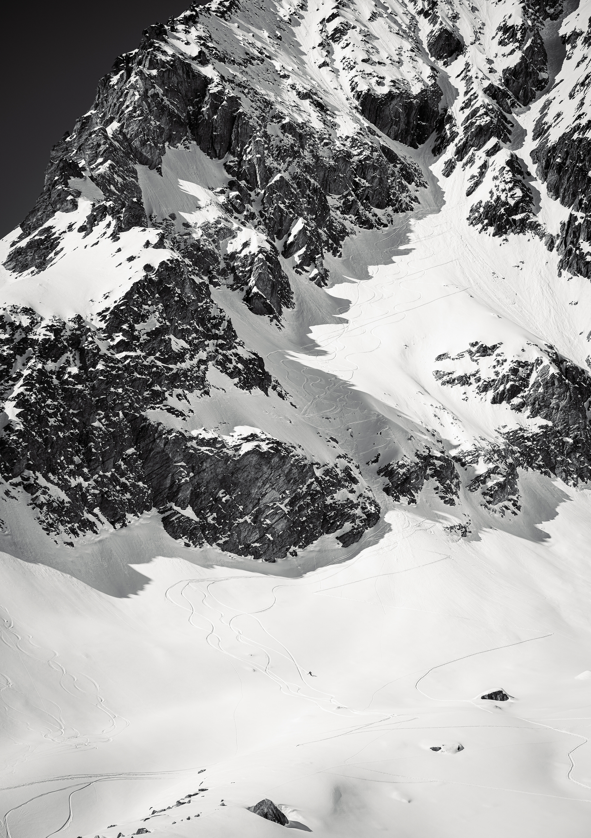 Ski de pente raide dans le couloir Slingsby Aiguilles rouges d'Arolla Val d'Hérens Valais
