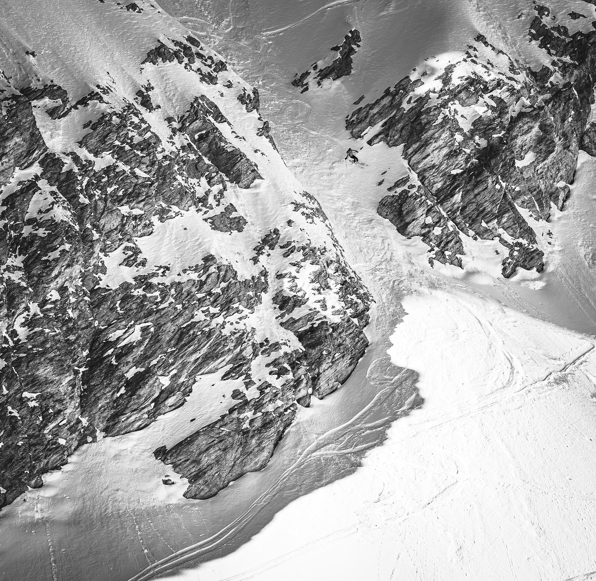 Ski de pente raide dans le couloir Slingsby Aiguilles rouges d'Arolla Val d'Hérens Valais