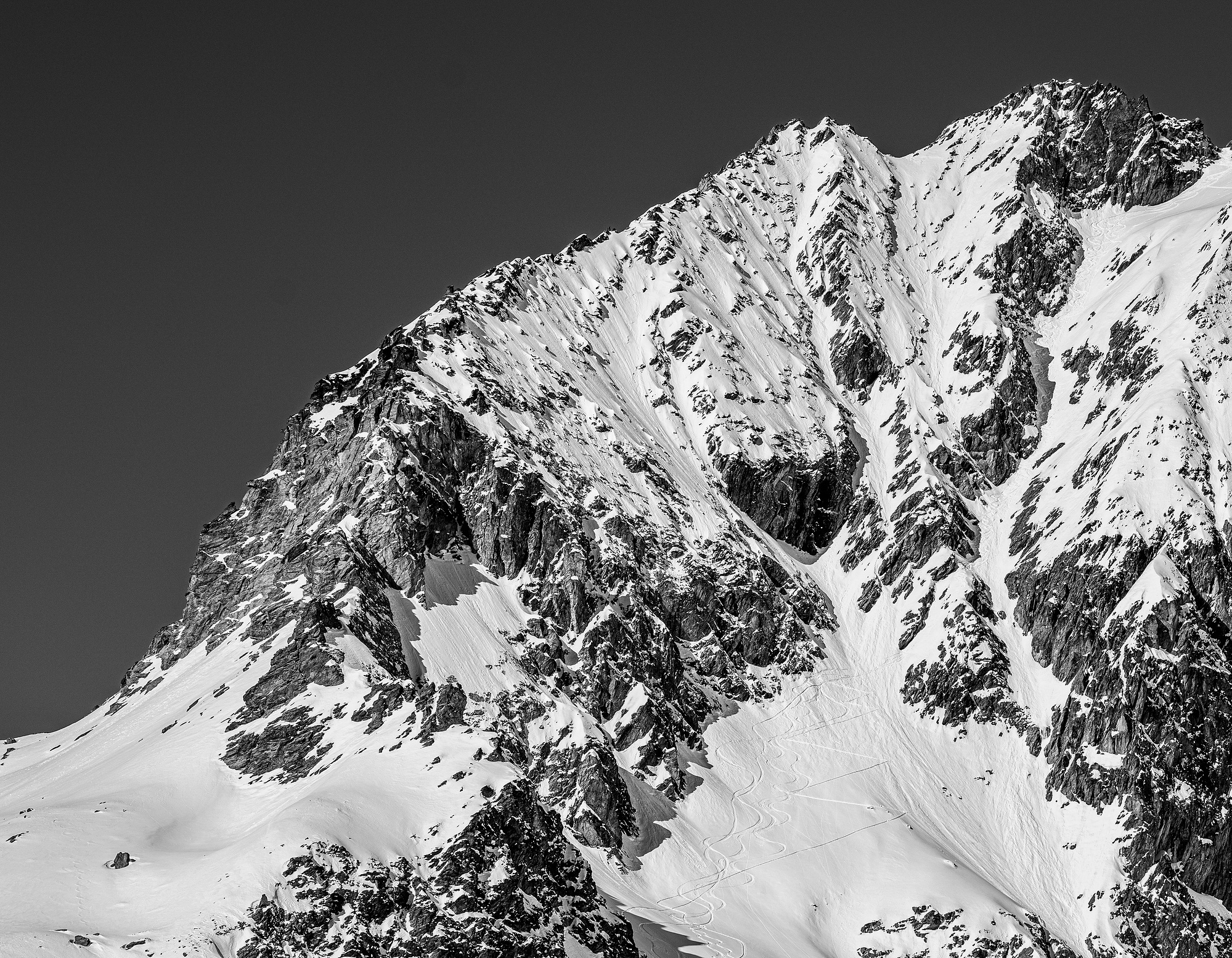 Ski de pente raide dans le couloir Slingsby Aiguilles rouges d'Arolla Val d'Hérens Valais